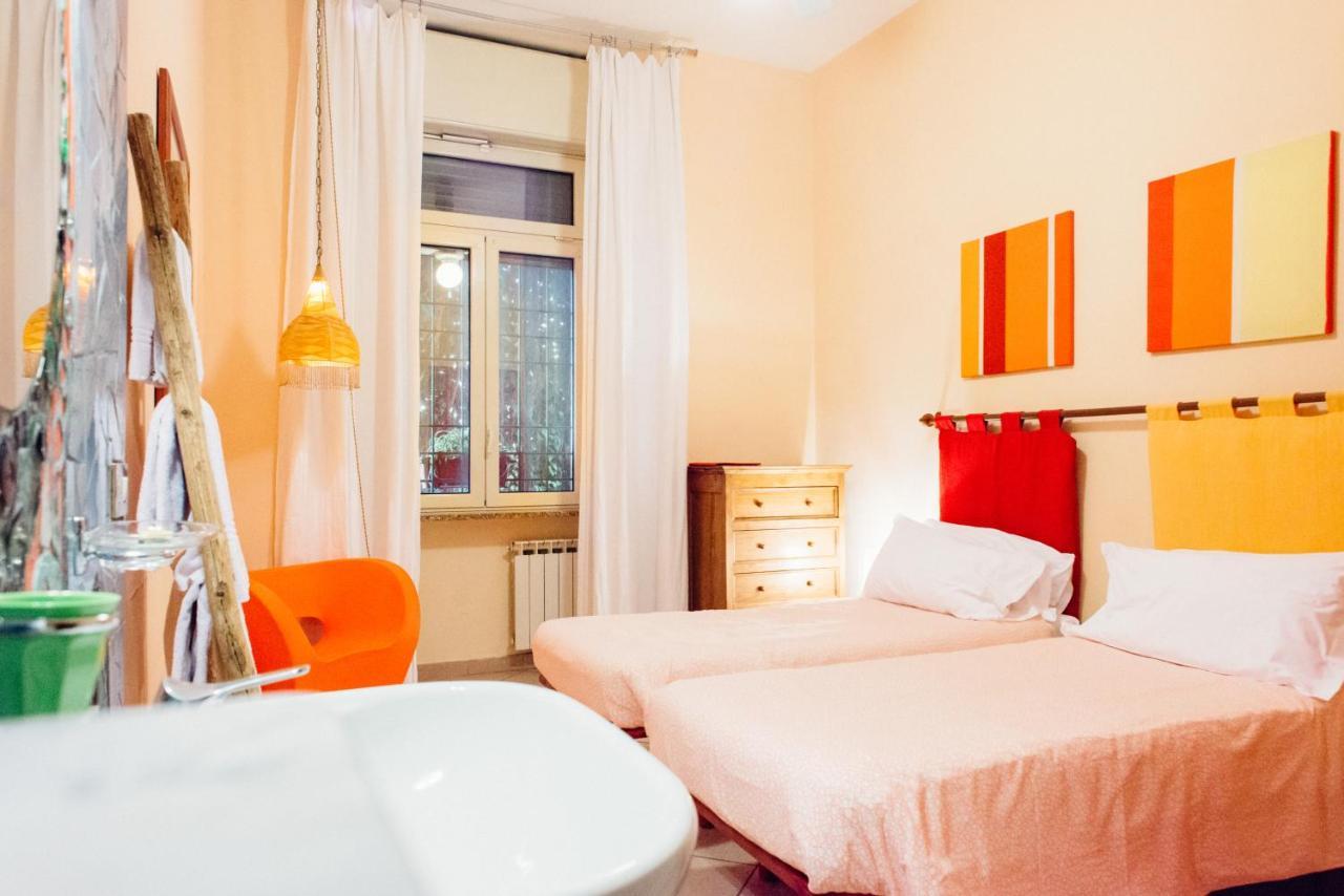 Hostal The Beehive